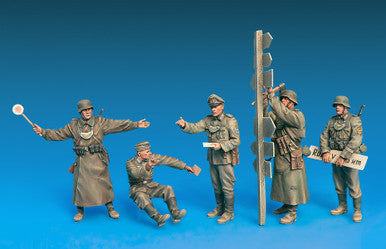 1/35 Miniart German Field Police (5) w/Weapons (Special Edition)