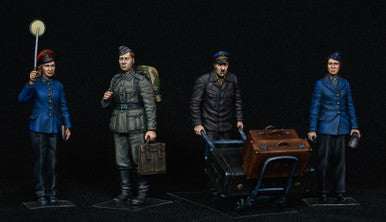 1/35 Miniart German Train Station Staff 1930-40s (4) & Cart w/Luggage