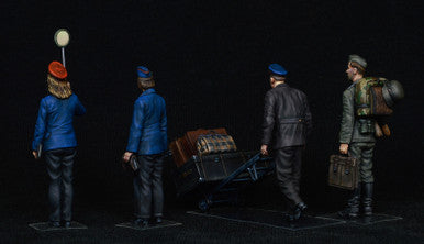 1/35 Miniart German Train Station Staff 1930-40s (4) & Cart w/Luggage