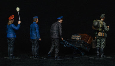 1/35 Miniart German Train Station Staff 1930-40s (4) & Cart w/Luggage