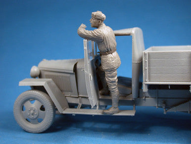 1/35 Miniart WWII Red Army Drivers (5)