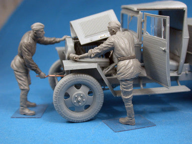 1/35 Miniart WWII Red Army Drivers (5)