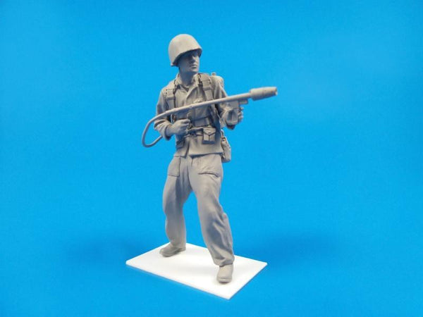 WW II US Marine soldier with flamethrower M2A1, Iwojima 1945 1/35