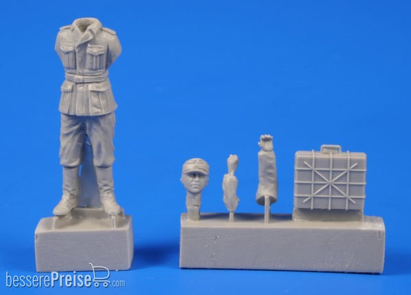 German WWII Soldier with Grenade Case 1/48