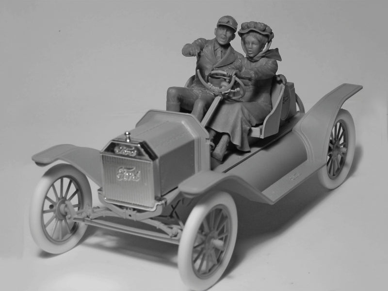 ICM24014 - 1/24 ICM American Sport Car Drivers  (1910s) (1 male, 1 female figures)