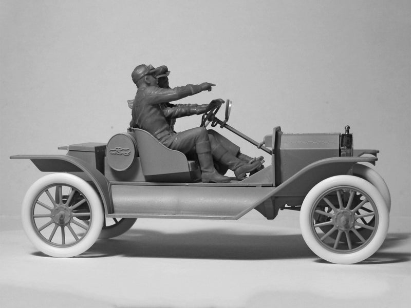 ICM24014 - 1/24 ICM American Sport Car Drivers  (1910s) (1 male, 1 female figures)