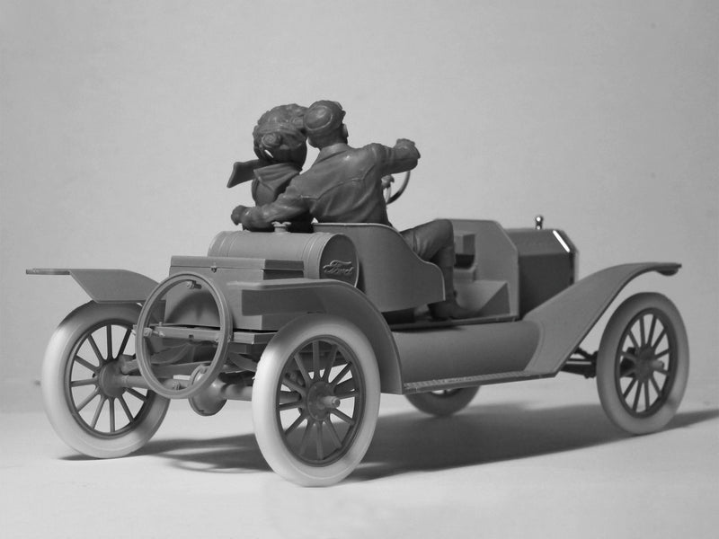 ICM24014 - 1/24 ICM American Sport Car Drivers  (1910s) (1 male, 1 female figures)