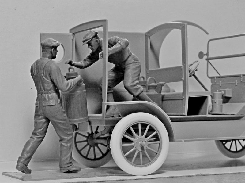 ICM24019 - 1/24 ICM Gasoline Delivery, Model T 1912 Delivery Car with American Gasoline Loaders