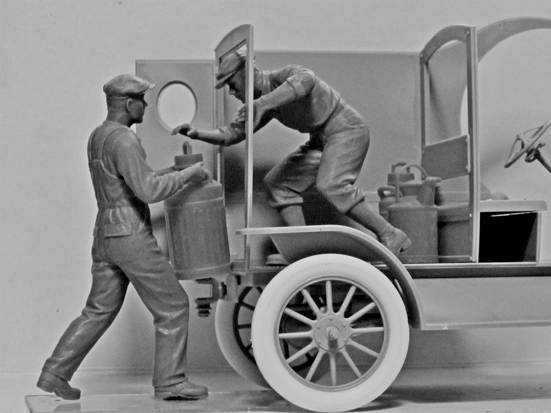 ICM24019 - 1/24 ICM Gasoline Delivery, Model T 1912 Delivery Car with American Gasoline Loaders