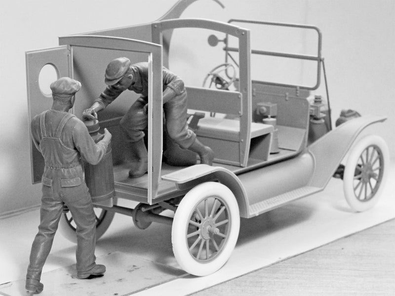 ICM24019 - 1/24 ICM Gasoline Delivery, Model T 1912 Delivery Car with American Gasoline Loaders