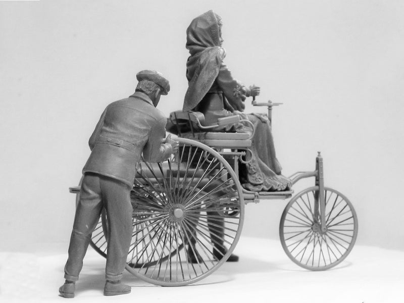 ICM24041 - 1/24 ICM Benz Patent-Motorwagen 1886 with Mrs. Benz & Sons