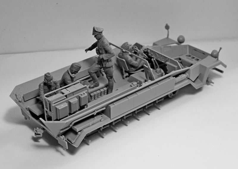 ICM35104 - 1/35 ICM Sd.Kfz.251/6 Ausf.A with Crew