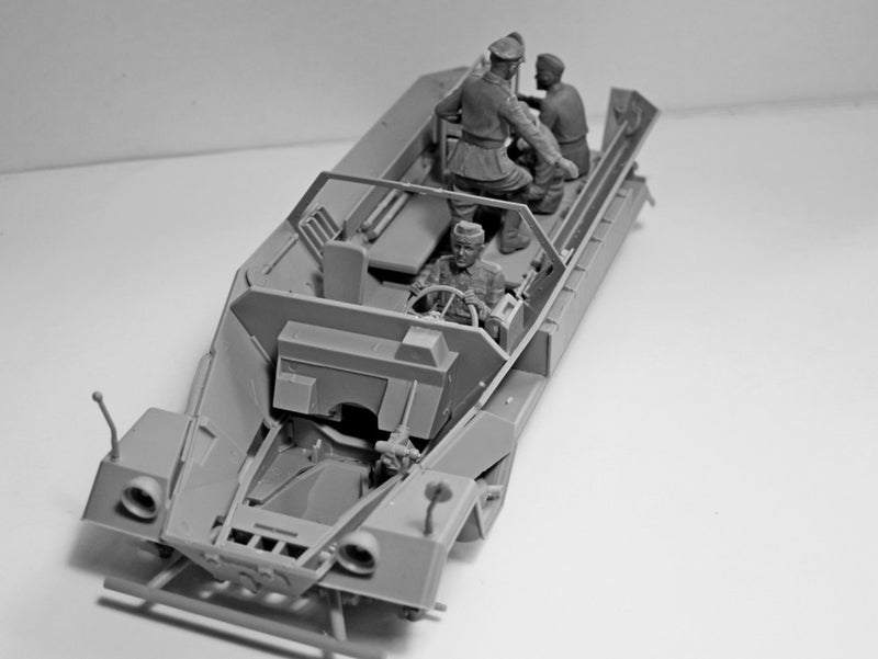 ICM35104 - 1/35 ICM Sd.Kfz.251/6 Ausf.A with Crew