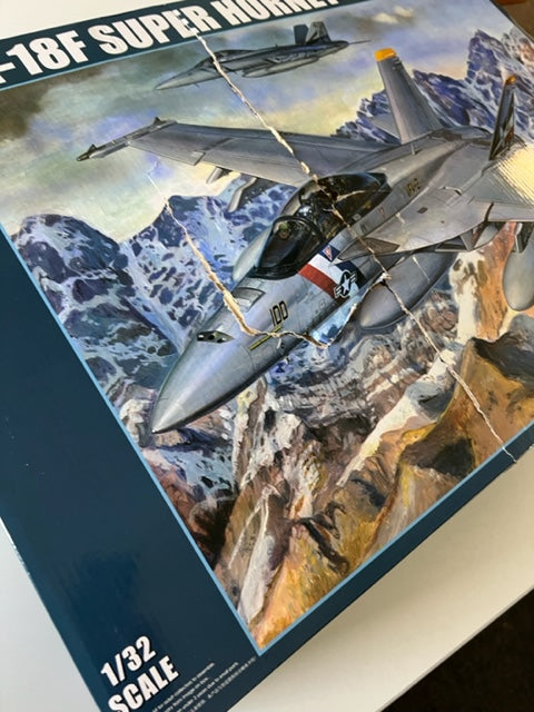 F/A-18F SUPER HORNET1/32 - Box Damaged