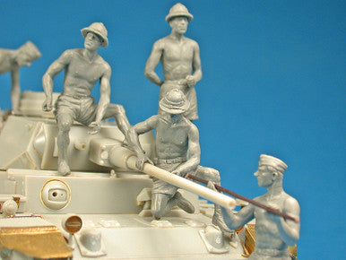 1/35 Miniart WWII German Tank Crew Afrika Korps (5) w/Weapons (Special Edition)