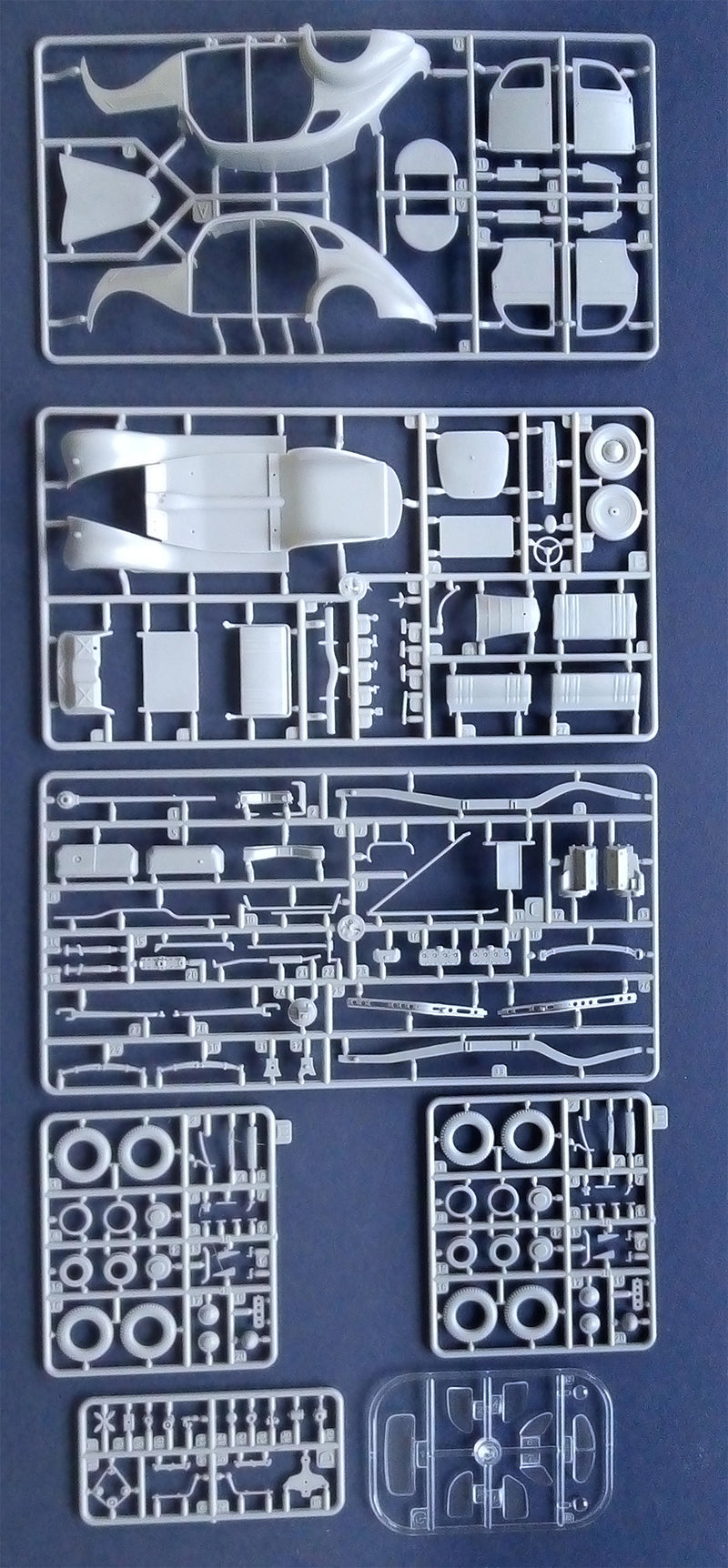 ROD818 - 1/35 Roden Ford V8-G81A Funkkraftwagen