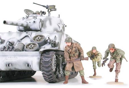 TAM35251 - 1/35 Tamiya US M4A3 Sherman Tank w/105mm Howitzer