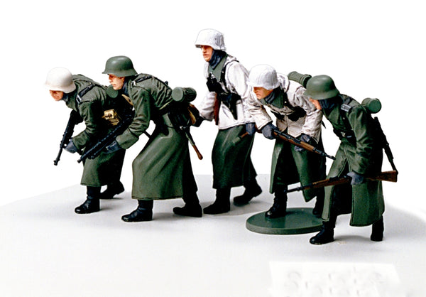 TAM35256 - 1/35 Tamiya German Assault Infantry w/Winter Gear (5)